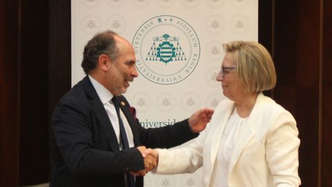  El rector de la Universidad de Oviedo, Ignacio Villaverde, y la decana del Colegio Notarial de Asturias, Mara Isabel Valds-Solis, tras la firma del convenio.