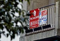 Los carteles de Se alquila piso salpican decenas de balcones de toda la ciudad.