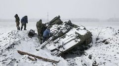 Separatistas prorrusos recogen piezas de un tanque ucraniano abandonado en Vuhlehirsk, diez kil�metros al oeste de Debaltseve