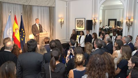 El rey, durante la recepcin a la colectividad espaola en Nueva York. Entre los asistentes, la vicepresidenta tercera Sara Aagesen, y Teresa Ribera, vicepresidenta de la Comisin Europea