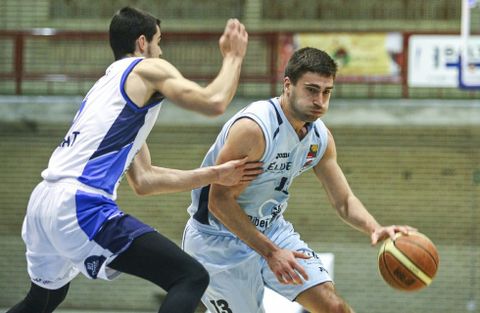 Matulionis, ante Abalde en el partido contra el Prat. 