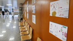 Carteles de agradecimiento a los sanitarios en el hospital de Ferrol