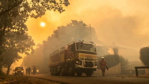 Un equipo de bomberos desplegándose para combatir un incendio forestal que se propaga en Lège-Cap-Ferret
