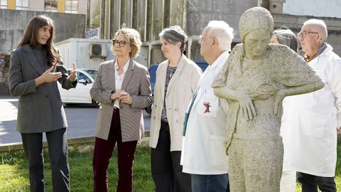 El acto por el Día Nacional del Trasplante se celebró este miércoles en Pontevedra en el jardín del Provincial, junto al monumento al donante (a la derecha)