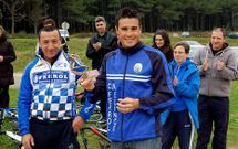 Lai Formoso entrega un recuerdo a Gómez Noya.