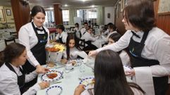 Ejercicio prctico de servicio en una mesa de restaurante en el FP dual de cocina y restauracin de Sanxenxo