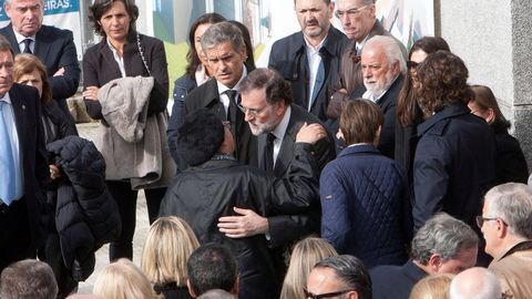 Mariano Rajoy recibe las condolencias de familiares y amigos en la capilla ardiente de su padre, fallecido a los 97 a�os