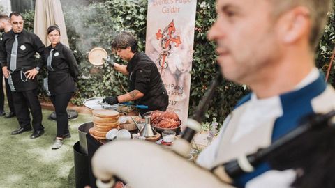 El cocinado se acompaña de un gaiteiro y albariño