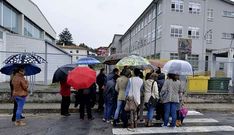 Por la tarde se concentraron los padres delante del IES. 
