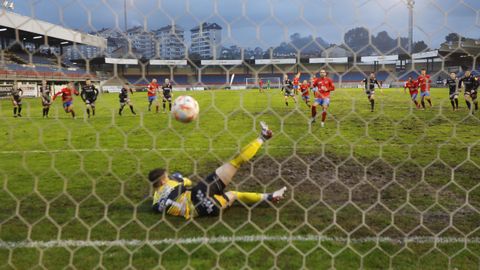 Joni anota de penalti