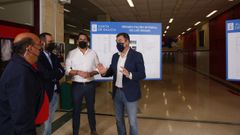 El director del IES Lu�s Seoane y el conselleiro de Educaci�n, ayer, durante la visita al centro