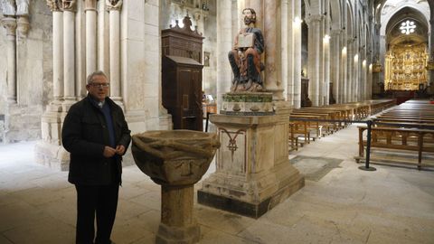 La pila bautismal se coloc junto al Prtico del Paraso de la catedral de Ourense, por el ao jubilar