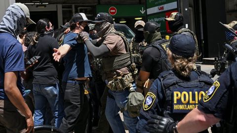 Un grupo de manifestantes intenta bloquear la salida de miembros del ICE de un edificio judicial, la semana pasada en Chicago.