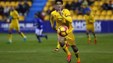 Pablo controla el bal�n ante el Oviedo