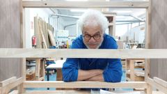 Paco, en el taller de madera del centro, donde m�s le gusta estar, con el botellero que est� fabricando
