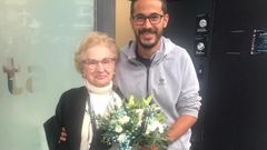 Asunci�n Arias, junto a su nieto Javier, en Bala�dos.