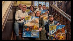 El alcalde y la concejala de Cultura, con la comisi�n de fiestas, en la presentaci�n del cartel del Cami�o Norte Fest