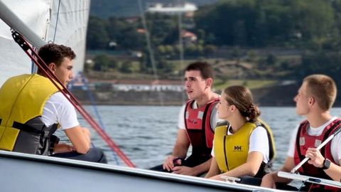 La princesa Leonor, junto atres compaeros de la Escuela Naval, sali eljueves a navegar por la ra de Pontevedra