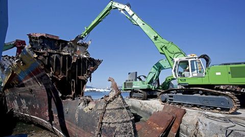 Desguace del atunero Albacora Diez en el puerto de Marín