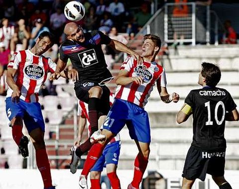 Fran Sol y Pita luchan por un bal�n a�reo en el compromiso contra el Huesca.