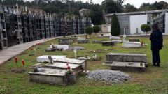 Algunas de las tumbas del conocido como cementerio de pobres de Ribeira son an�nimas.