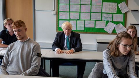 Boris Johnson en su visita a la escuela de Castle Rock el d�a 26, en el inicio del curso