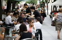 El paro descendi� en casi medio millar de personas en el sector servicios. 