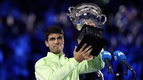 Alcaraz levanta el trofeo del Abierto de Australia