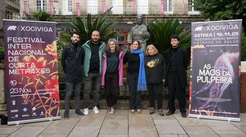 Presentacin de la cinta que abrir las Xociviga. De izquierda a derecha: Mario Fernndez Filloy, director artstico do festival; Diego Fernndez, concelleiro de Cultura do Carballio; Silvia Cachafeiro, directora da curta; Emma del Rosario, actriz;  Sally Iglesias, actriz; y  Daniel Fernndez Filloy, director artstico do festival. 