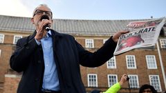 El l�der de los laboristas, con un ejemplar de la edici�n del �Daily Mirror� en el que se public� la foto del ni�o enfermo