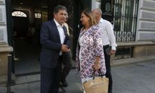 Fernández Lores recibió a Carmela Silva en la entrada del Concello de Pontevedra. 