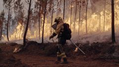 Labores de extinci�n en el incendio de Bobor�s
