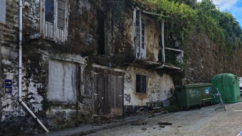 Vivienda en ruinas que ha sido demolida parcialmente para evitar nuevos desprendimientos