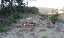 El camino, que da acceso a fincas de monte en Constenla (Castro), est� cerrado ahora con piedras.