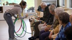 Nanuk con los mayores en el Centro de D�a de Cambados