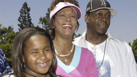 Bobbi Kristina Brown con su madre Whitney Houston y Bobby Brown en agosto del 2004