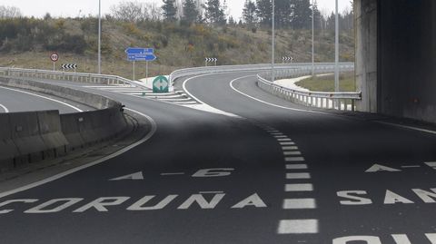 Lioso en Nadela. Poco clara la indicaci�n. La primera vez que se quiere coger la A-54 en Nadela no la olvidan los conductores, y menos si es de noche, ya que a pesar de las farolas no hay iluminaci�n.
