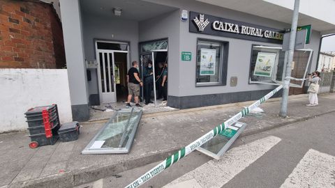 As qued la oficina de Caixa Rural en Castro Ribeiras de Lea tras ser asaltada utilizando explosivos. 