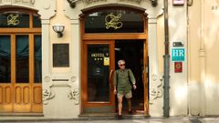 Un hombre saliendo del hotel Suizo de Ferrol el pasado agosto