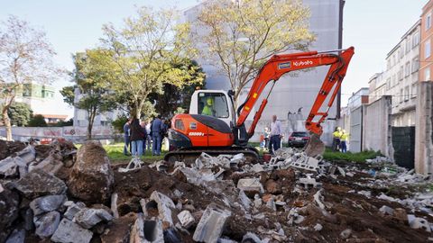 Vecinos trabajando en el derribo del muro del Observatorio.