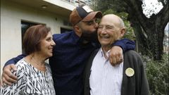 Modesto Ra�a con Hugo, su hijo de acogida