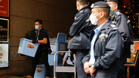 Agentes de polic�a, durante la redada en el  Stand News 