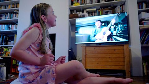 Una ni�a viendo el concierto, en Reino Unido