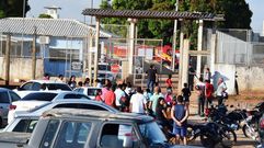 Familiares de reclusos a las afueras de la Penitenciaria Agr�cola de Monte Cristo, donde tuvo lugar uno de los motines