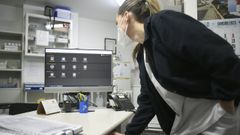 Esperanza Silva, enfermera de la residencia de A Estrada, con un monitor del sistema piloto.