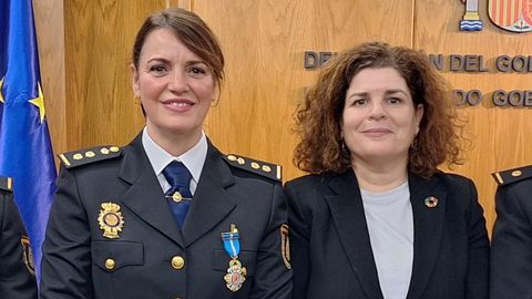 La comisaria Cristina Ochoa con Mara Rivas