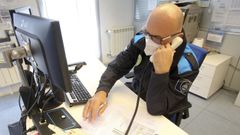 Un agente de la Polic�a Local de Ferrol atendiendo llamadas ciudadanas