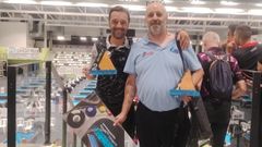 Los santiagueses Yago Navaza y Antonio Puga, subcampe�n por equipos y campe�n por parejas, respectivamente,� en el campeonato gallego de billar pool