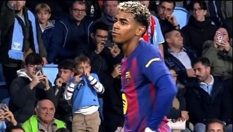 Un joven celtista besa el escudo en su camiseta del Celta tras el gol de Lamine Yamal.