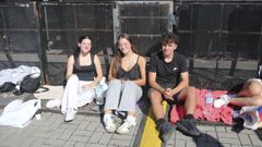 In�s Fraile, Daniela Fern�ndez y Ra�l Soto esperando por el concierto de D. Valentino